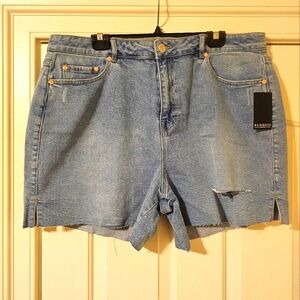 NWT denim short size16